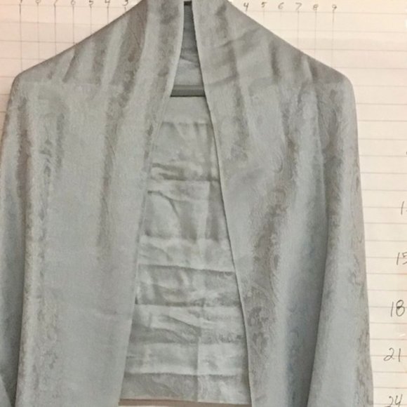 SOft gray scarf w/gray paisley pattern 26" wide X 72" long + fringe - Picture 5 of 6